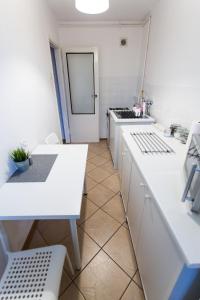 a kitchen with white counters and a white counter top at Nest Budget - nocleg dla firm in Toruń