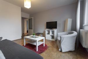 a small living room with a bed and a tv at Nest Budget - nocleg dla firm in Toruń