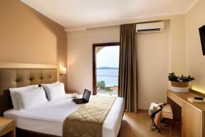 Un ou plusieurs lits dans un hébergement de l'établissement Akrathos Beach Hotel