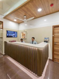two people sitting at a bar in a waiting room at Hotel Royal Castle in Mumbai
