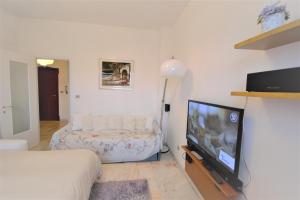 A television and/or entertainment centre at Holiday Home Santa Margherita Ligure