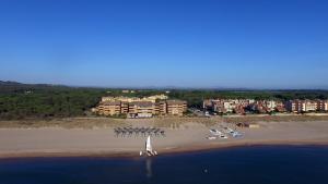 an aerial view of a beach with a group of boats at Apartaments Beach & Golf Resort in Pals
