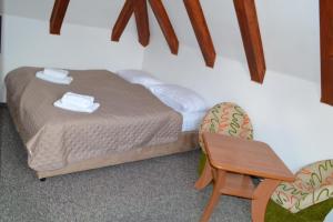 Łóżko lub łóżka w pokoju w obiekcie Zajazd Pod Skarpą