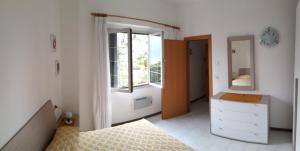 リモーネ・スル・ガルダにあるAppartamenti Villa Cliviaのベッドルーム1室(ベッド1台、ドレッサー、鏡付)