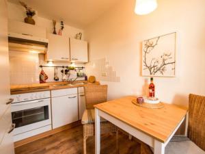 eine Küche mit einem Holztisch und einer Arbeitsplatte in der Unterkunft Wohlfühloase am Weißen Hirsch in Dresden