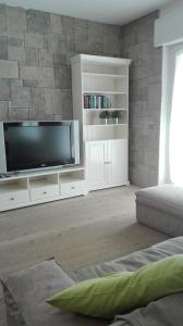 a living room with a flat screen tv on a wall at Appartamento caneve in Arco