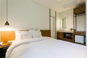 Ein Bett oder Betten in einem Zimmer der Unterkunft H Avenue Hotel Dongdaemun Sungshin