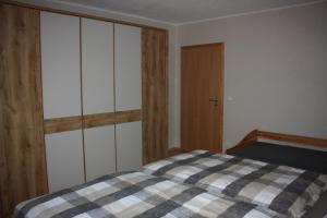 Postel nebo postele na pokoji v ubytování Fewo-am-Rotheschbach