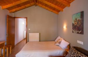 1 dormitorio con cama y techo de madera en Pension Alexandros, en Preveza