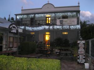 西南岩的住宿－文化遺址酒店，上面有灯的建筑