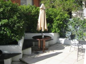 西南岩的住宿－文化遺址酒店，花园桌子上的一把遮阳伞