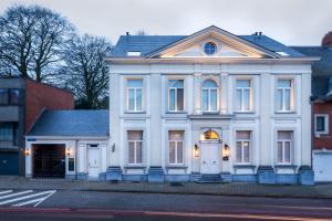 una casa bianca in una strada di città di Logement Den Beer a Meerhout