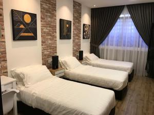Postel nebo postele na pokoji v ubytování W boutique 10pax with family karaoke