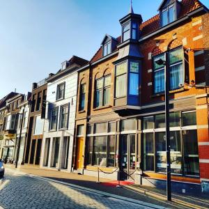 een rij gebouwen in een stadsstraat bij Hotel Zilt in Vlissingen