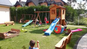 un grupo de niños jugando en un parque infantil en Liwia, en Niechorze