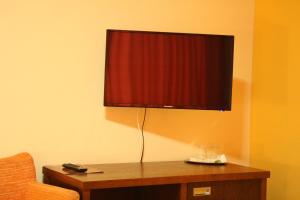 TV a/nebo společenská místnost v ubytování Garni Hotel Cosmopolitan