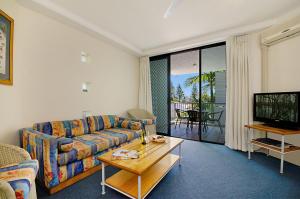 un soggiorno con divano e TV di Beach Club Resort Mooloolaba a Mooloolaba