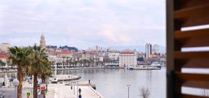Výhled na řeku, která protéká v blízkosti apartmánu