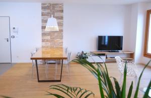 comedor con mesa, sillas y TV en Luxury Apartment Kampanel, en Split