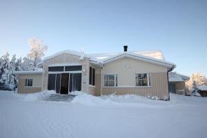 Matkailumaja Heikkala Cottages talvella