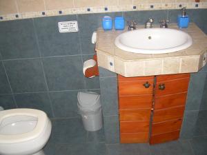 y baño con lavabo y aseo. en Cabaña Un Mundo nuevo en San Carlos de Bariloche