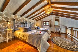 Postel nebo postele na pokoji v ubytování Glyfada Beach Villas