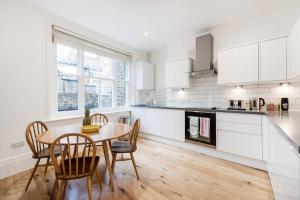 Кухня або міні-кухня у Covent Garden Apartments - Netflix and Nespresso