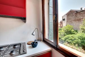una cucina con piano cottura e finestra di Bragora Smoochy Attic In Venice a Venezia