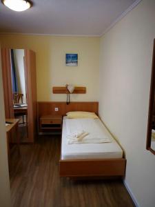 Ein Bett oder Betten in einem Zimmer der Unterkunft Weinhaus Hotel