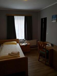 Ein Bett oder Betten in einem Zimmer der Unterkunft Weinhaus Hotel
