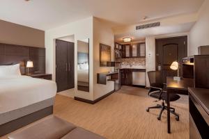 Postel nebo postele na pokoji v ubytování Staybridge Suites Silao by IHG + 34 fotografií