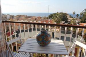 トロペアにあるMini Appartamento Tropea centro "Triangolo al Tondo" vista mareの花瓶