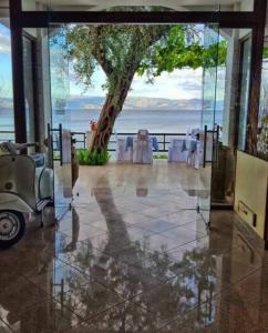 - un restaurant avec une table et une vue sur l'océan dans l'établissement Hotel Kaiser Bridge, à Benitses