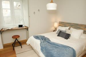 リスボンにあるLibest Ribeira 4 - Boavistaのベッドルーム1室(ベッド1台、テーブル、窓付)