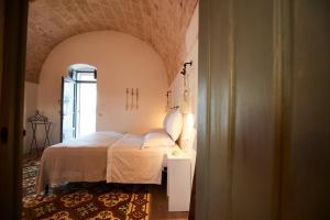 1 dormitorio con 1 cama en una habitación en Masseria Almadava en Polignano a Mare