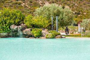 uma fonte no meio de uma piscina de água em Hotel Sa Cheya Relais & Spa em Alghero