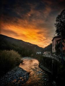 un río con una puesta de sol en el fondo en Agriturismo Quelli della Locanda Barbin, en Ne