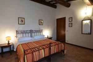 ポンテ・サン・ジョヴァンニにあるMiralduoloのベッドルーム1室(ベッド1台、テーブル2台、鏡付)