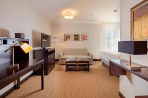 TV a/nebo společenská místnost v ubytování Staybridge Suites - Irapuato by IHG