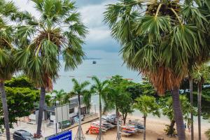 喬木提恩海灘的住宿－GI旅館，棕榈树海滩和海洋
