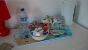 ein Tablett mit Snacks und einer Flasche Wasser auf dem Tisch in der Unterkunft Birchwood House in Paignton