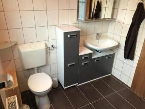 ห้องน้ำของ Ferienwohnung Mittel-Gründau