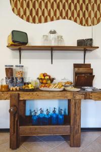 Una mesa con botellas azules con comida. en Oddi21 B&B, en Albenga