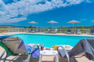 Bazén v ubytování Leonidas Resort nebo v jeho okolí