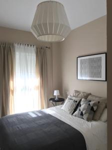 ein Schlafzimmer mit einem großen Bett und einem großen Fenster in der Unterkunft Apartamento Costa Ballena in Rota