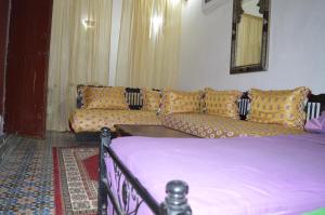 A bed or beds in a room at Chez L'habitant Boueden