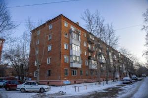 オムスクにあるOmsk Sutki Apartments on Ilyicheva 6の大きなレンガ造りの建物
