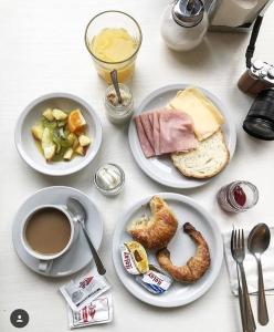 uma mesa com pratos de comida e uma chávena de café em Patios de San Telmo em Buenos Aires