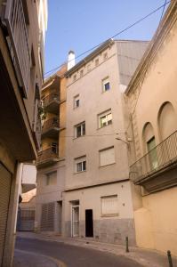 un immeuble situé au milieu d'une rue dans l'établissement Apartments Figueres, à Figueres