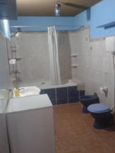 a bathroom with a tub and a toilet and a sink at apto con vista al mar in La Paloma